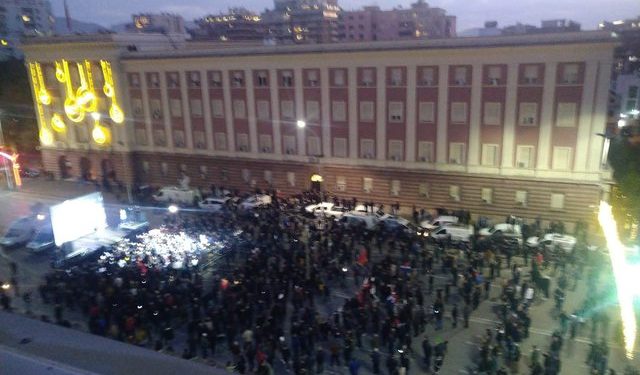 Patriotizmi eshte foleja e fundit e maskarenjeve! Ish politikani ekzemplari i vetëm “non grata” në Ballkan tenton të manipuloj opinionin: Ja mashtrimi i fundit të fundit