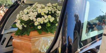 La të shkruar të zezë mbi të bardhë dëshirat e saj të fundit/ “Nuk dua njerëz të rremë në funeralin tim”, fjalët që një grua shkroi në nekrologjinë e saj bëhen menjëherë virale