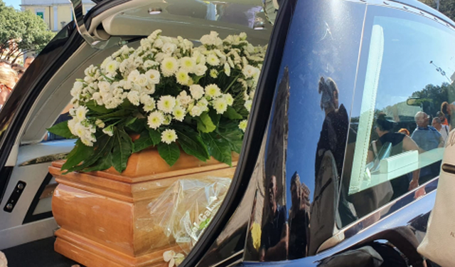 La të shkruar të zezë mbi të bardhë dëshirat e saj të fundit/ “Nuk dua njerëz të rremë në funeralin tim”, fjalët që një grua shkroi në nekrologjinë e saj bëhen menjëherë virale