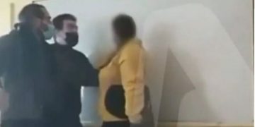 “Tërbohet” mësuesi grek! Rreh barbarisht nxënësen në mes të klasës: Shihni reagimin e miqve të saj (Video)