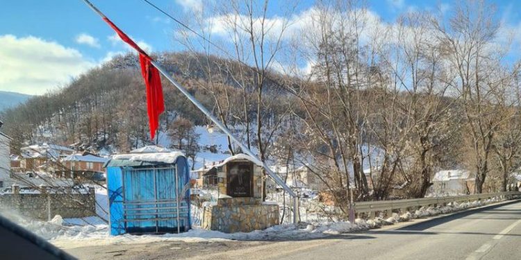 Përdhoset flamuri kuq e zi në Maqedoninë e Veriut! Shpërthen keq ish-kandidati i pavarur për komunën e Kërçovës: U verboftë drita e diellit…