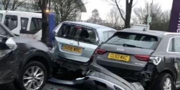 Humbi kontrollin në rrethrrotullim: Shoferi i kamionit merr përpara 17 makina! Dëshmitarët shohin tmerr me sy!