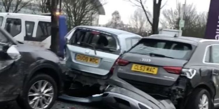 Humbi kontrollin në rrethrrotullim: Shoferi i kamionit merr përpara 17 makina! Dëshmitarët shohin tmerr me sy!