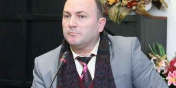 Haklaj: Vizita e Berishës në Tropojë mesazh për ambasadoren Kim, ish-kryeministri është intrigant dhe po sillet si “Mato Gruda”