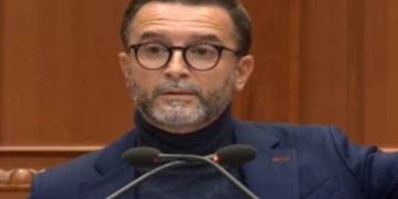 “Tymi i duhanit të mbron nga korona”! Shpërthen keq Erion Braçe dhe i bën për ‘një lek’ deputetët