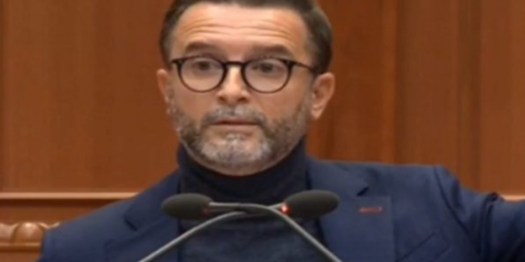 “Tymi i duhanit të mbron nga korona”! Shpërthen keq Erion Braçe dhe i bën për ‘një lek’ deputetët