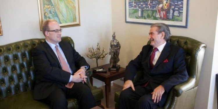 Zbardhen prapaskenat, Berisha u njoh për shpalljen “non grata” që në 2019 nga Jonathan Moore, PD flet për dosje voluminoze kundër ish-kryeministrit