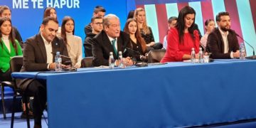 Foltorja me shqiptarët e SHBA: Berishës i shkon vetëm një përfaqësues në pension i Vatrës, sulmon Yuri Kim dhe kërcënon me protesta