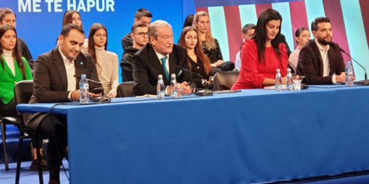 Foltorja me shqiptarët e SHBA: Berishës i shkon vetëm një përfaqësues në pension i Vatrës, sulmon Yuri Kim dhe kërcënon me protesta