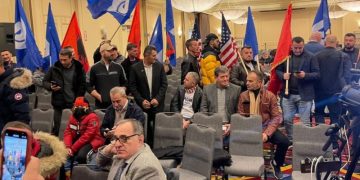 Profesori tregon se çfarë ndodhi në të vërtet në “Foltoren” e Sali Berishës me demokratët në SHBA: Mblodhi picamenë e kamarierë! Presidenti i Vatrës s’mbledh 5 vetë në kafe