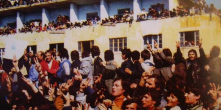 Ne, studentët e dhjetorit ’90-të! Ne, klounët e historisë, klounët e lirisë, klounët e demokracisë!