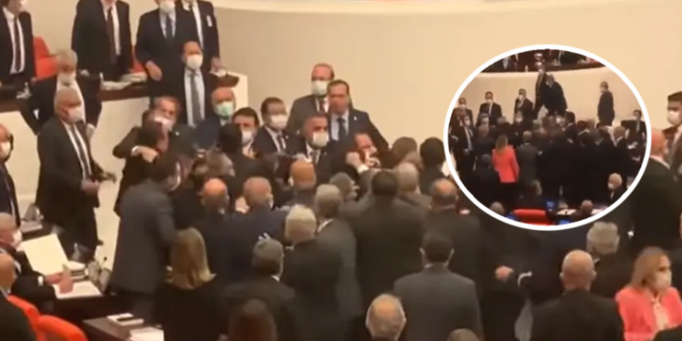 Po bën xhiron e rrjetit, plas grushti mes deputetëve në parlament (Video)
