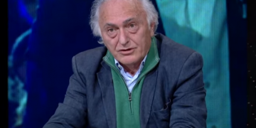 “Dëgjo këtu o kastravec! Je zero”! Plas keq sherri mes Frrok Çupit dhe Hoxhës, nuk i lënë gjë pa thënë njëri-tjetrit: Ti e ke zgjedhur Berishën! (Video)