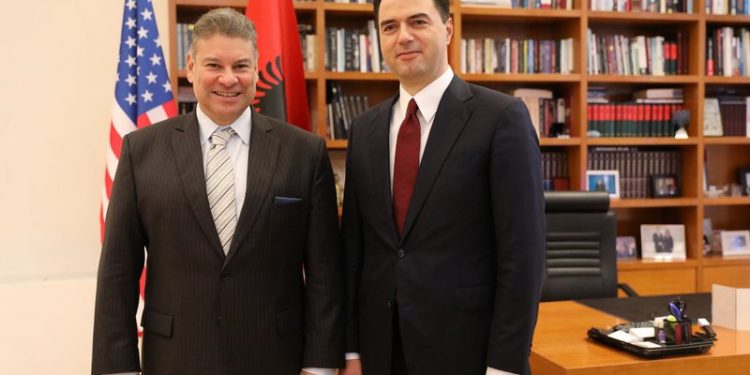 Zyrtari i DASH informon Bashën për dosjen kundër Berishës, lideri demokrat: Diskutuam për emrat “non grata”, SHBA e vendosur kundër të korruptuarve