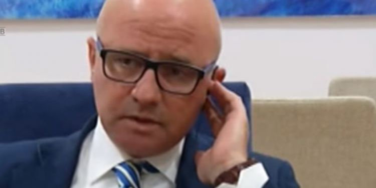 “Të paktën në turp, a keni limit”?! I mbërrin në telefon SMS-ja për Sali Berishën, Strazimiri e bën publike dhe shpërthen i revoltuar: Qiraxhinj të selisë blu!
