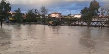 Moti i keq! Vjosa del nga shtrati, dëme të mëdha në sera edhe nga lumi Seman