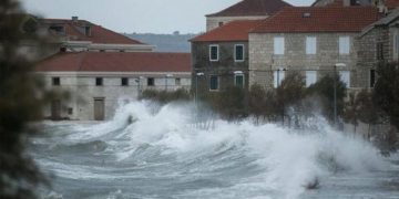 Priten stuhi dhe erë e fortë/ Instituti Shtetëror Hidrometeorologjik paralajmëron ditë të vështira, ky shtet ndez alarmin e kuq