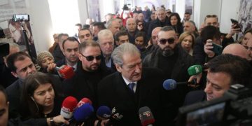 Përgatiten skenare destabilizuese kundër SHBA: Pas “vrasjes” së Saliut nga Basha, Berisha sulmon selinë e PD-së, siç sulmoi institucionet në 1998 pas vrasjes së Hajdarit!