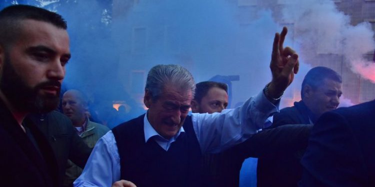 Berisha përgatitet për trazira pas 18 dhjetorit, presione, kërcënime e shantazhe në prapaskenë për referendumin, vë në monitorim selinë e PD