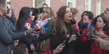 Berisha vetë në gjykatë për të marrë PD! Në seli dërgon gratë e foltores për të larguar Lulzim Bashën