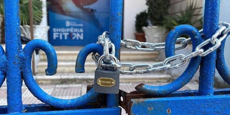 Konflikti në PD, degët kyçin dyert për mbështetësit e Berishës, ish-kryeministri frikë për puç me regjistrimin e statutit në gjykatë