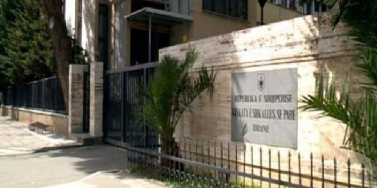 Berisha luftë të fortë për të marrë me dhunë PD, tërhiqet në mënyrë të beftë gjyqtari që duhej të shqyrtonte statutin e foltores, a po bëhen presione?