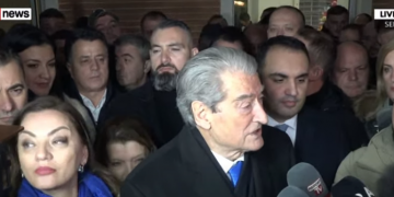 Berisha “kërcënon” mbështetësit e Bashës: Hiqni dorë nga ky skenar, sepse do t’iu fshijë…