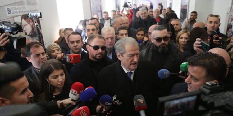 Çfarë e tremb Sali Berishën?  Si u tërhoq dy herë nga marrja me forcë e PD dhe mesazhet për Ramën që të mos e pengojë zaptimin e selisë