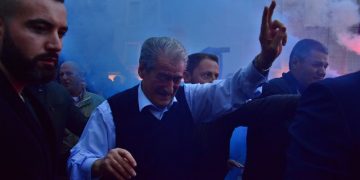 Prova e forcës, Berisha nis protestën nga oborri i PD, pritet uzurpimi i selisë me dhunë dhe trazira para Kryeministrisë