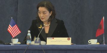 SHBA paralajmëron reprezalje, sjell në Ballkan të dërguar special për luftën antikorrupsion, Yuri Kim mesazh politikanëve shqiptarë