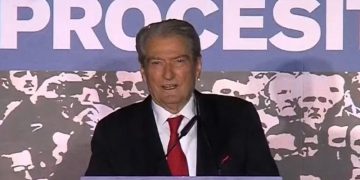A po e step Berishën mandati i arrestit? Ja si ish-kryeministri po shmang futjen në selinë e PD dhe blofi me kërcënimet