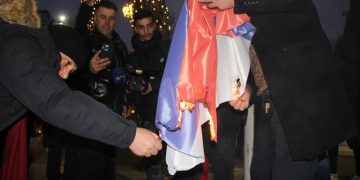 Vuçiç del me reagimin e fortë pas djegies së flamujve serbë në protestën e thirrur nga Berisha: E njëjta gjë ndodhi edhe…