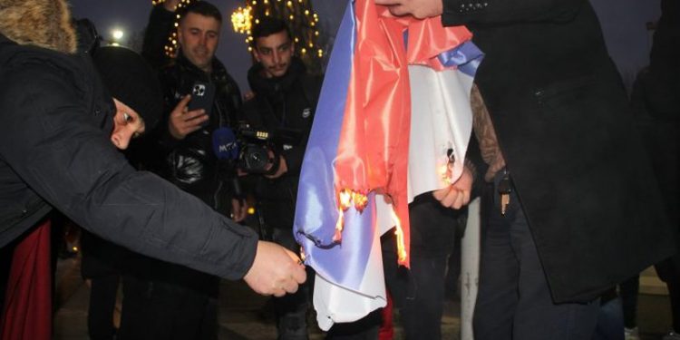 Vuçiç del me reagimin e fortë pas djegies së flamujve serbë në protestën e thirrur nga Berisha: E njëjta gjë ndodhi edhe…