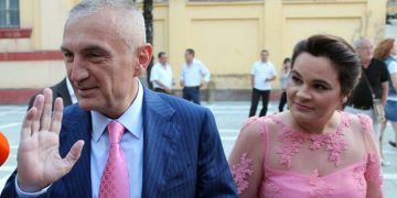 Kryemadhi në krah të burrit president: Konfirmon pazaret me shtyrjen e zgjedhjeve vendore të 30 qershorit
