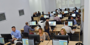 Pagat e familjarëve të pushtetarëve, nga bashkëshortja e Llallës, djali i Ruçit, vajzat e Topallit, apo gruaja e Bumçit