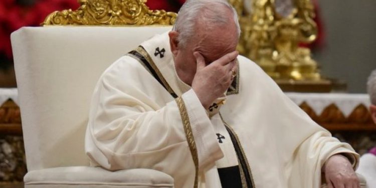 Gafa e rëndë! Spikerja e lajmeve njofton vdekjen e Papës gjatë transmetimit LIVE në Ditën e Krishtlindjes (Video)