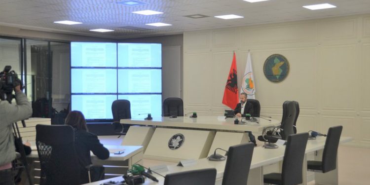 Zbardhet strategjia se si do të përjashtohet Sali Berisha nga Parlamenti, KQZ kërkon të rishikohet ligji i dekriminalizimit për të penalizuar emrat “non grata”