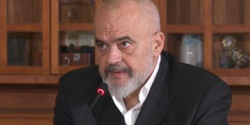 Dorëzimi i banesave në Laç, Rama: Lali Eri as në ëndërr nuk e sheh godinën e bashkisë së Kurbinit