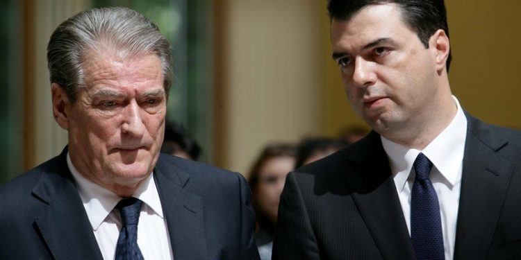 Zbardhet mesazhi për deputetët, Basha i kujton sërish “21 janarin” Berishës dhe paralajmëron fundin e tij politik më 8 janar