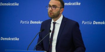 “Monstër me zë femre”, gazetari i njohur nuk përmbahet ndaj Gazment Bardhit: Ja kush e inicioni vrasjen e Pjerin Xhuvanit në Elbasan!