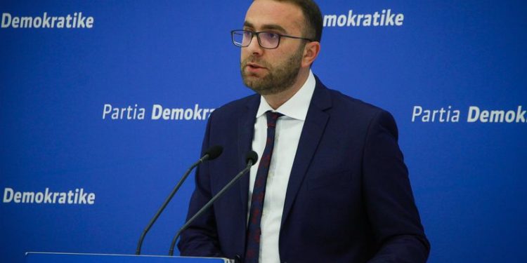 “Monstër me zë femre”, gazetari i njohur nuk përmbahet ndaj Gazment Bardhit: Ja kush e inicioni vrasjen e Pjerin Xhuvanit në Elbasan!