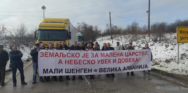 ‘Çmenden’ serbët, mbushin rrugët në protestë: Po bëhet “Shqipëria e Madhe”