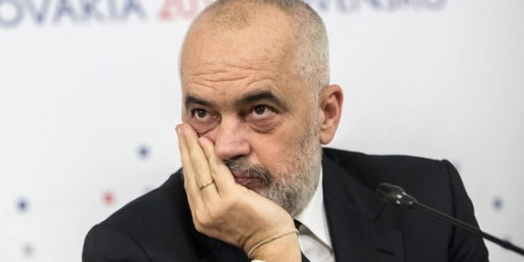 “Po tall b***** me partinë opozitare”! Rama i kthehet qytetarit: Unë nuk di…