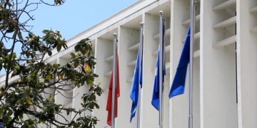 “Topi mbetet tek Lulzim Basha”, Zëri i Amerikës: Analistët pohojnë se zhvillimet në PD sollën sfidat e ndarjes dhe të vettingut