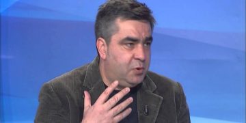 “E varrosën të gjallë dhe i lanë kokën jashtë te liqeni”, Blendi Gonxhe nxjerr detajet tronditëse për Berishën: Ka tentuar të thyejë Ambasadën Amerikane si dhe të godasë ambasadorë! Saliu lëvizte me…
