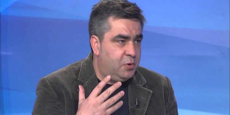 “E varrosën të gjallë dhe i lanë kokën jashtë te liqeni”, Blendi Gonxhe nxjerr detajet tronditëse për Berishën: Ka tentuar të thyejë Ambasadën Amerikane si dhe të godasë ambasadorë! Saliu lëvizte me…