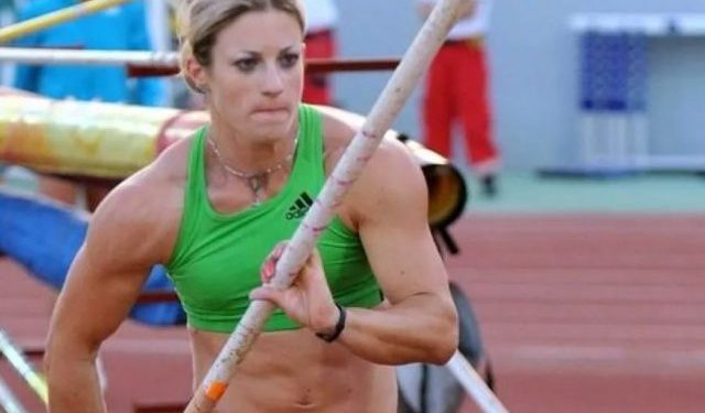 4 vite pas humbjes së bashkëshortes, Pirro Dhima nis një lidhje me sportisten greke