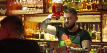 Media e njohur greke shkrim për Tiranën, zonat më tërheqëse dhe jetën e natës: Një qytet që nuk fle asnjëherë!