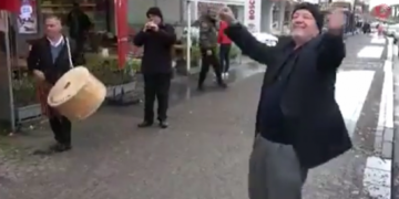 Çudira ballkanse! Forcohet lira, turqit në festë, dalin në rrugë me daulle dhe curle (Video)