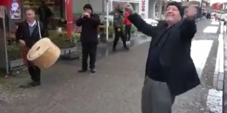 Çudira ballkanse! Forcohet lira, turqit në festë, dalin në rrugë me daulle dhe curle (Video)